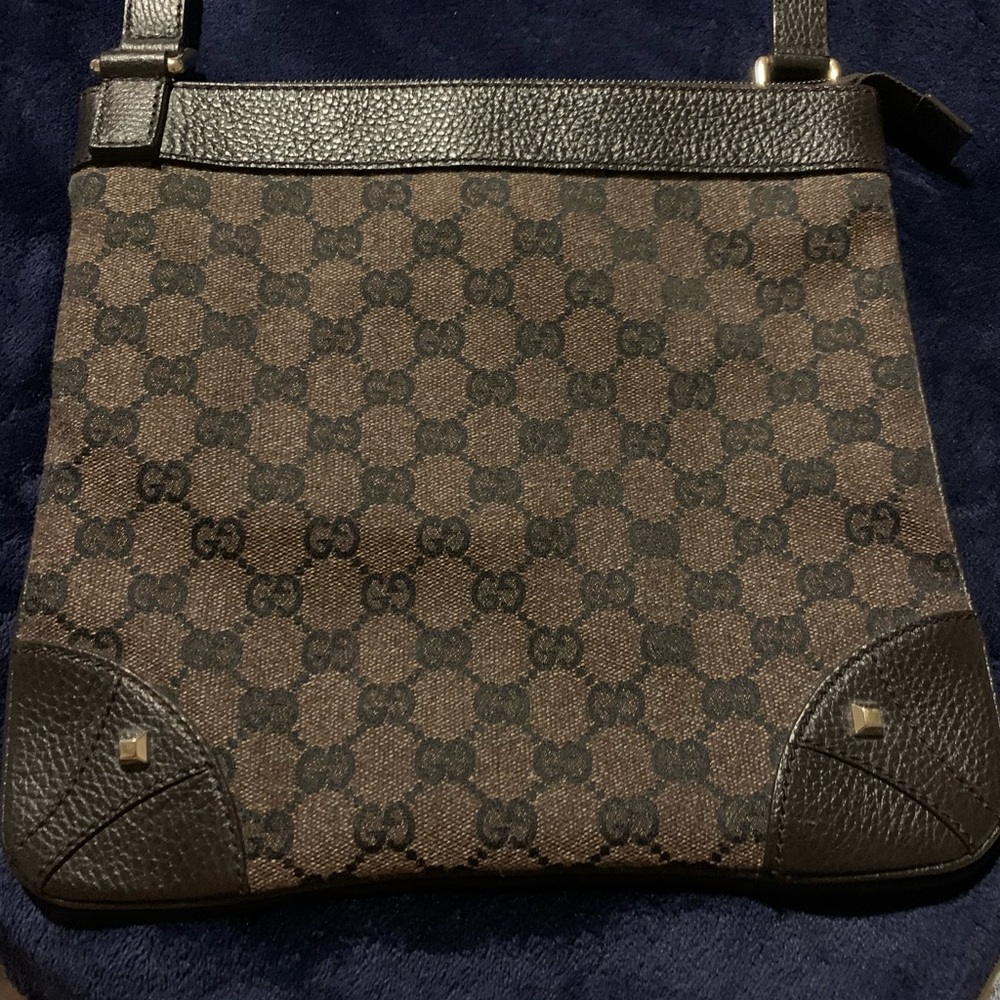 Like new authentic Gucci brown crossbody.
